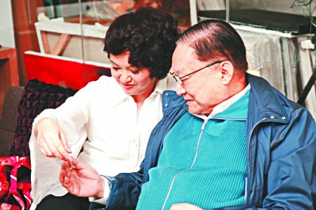 在画室里，金庸和女儿查传讷父女情深